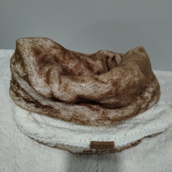 Free country Faux Far Neck Scarf - Picture 10 of 17